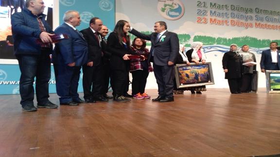 Türkiye Birincisi öğrencimiz Buse Özdemir Ödülünü Bakan Veysel EROĞLUN´dan aldı.