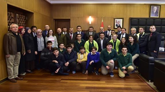 TEOG Sınavında dereceye giren öğrenciler Kahramanmaraş Büyükşehir Belediye Başkanı Fatih Mehmet Erkoçu ziyaret ettiler. 