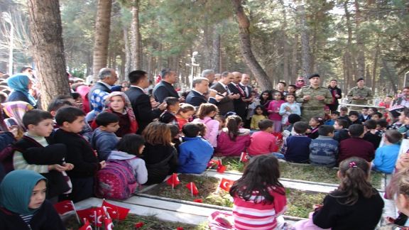 Sergentepe İlkokulu 400 Öğrenci İle Şehitlerimizi Ziyarete Gitti
