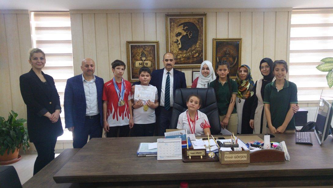 Gazi Ortaokulu'nun Başarılı Öğrencileri İlçe Milli Eğitim Müdürü Enver GÖKŞEN'i Ziyaret Etti.