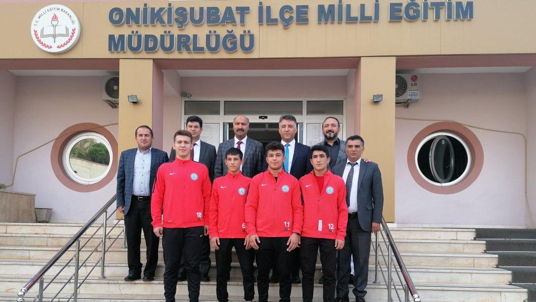Balkan Şampiyonu Güreşçi Öğrencilerimiz İlçe Milli Eğitim Müdürü Sayın Akif BULUT'u Ziyaret ettiler.