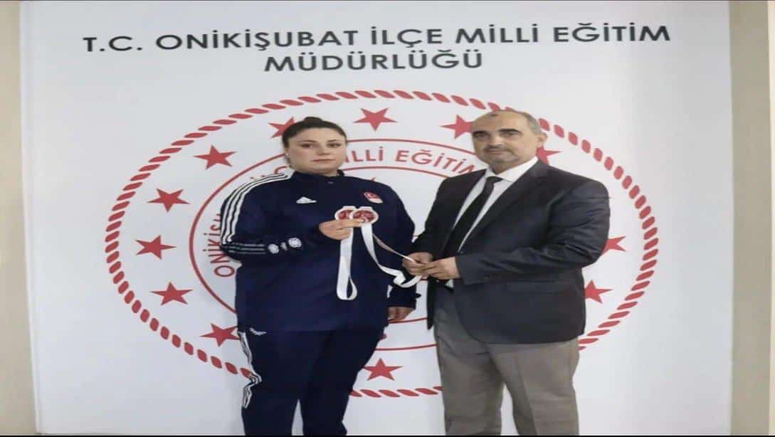 Milli İrade Anadolu Lisesi Beden Eğitimi Öğretmeni Melike GÜNAL Halter Turnuvasında 3 Gümüş Madalya Kazandı