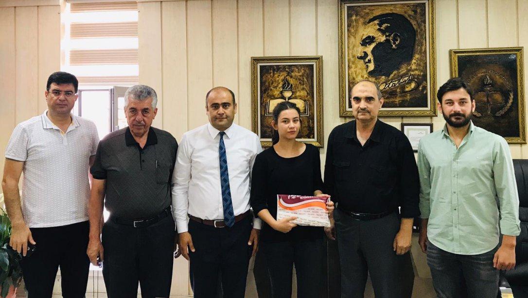  LGS Türkiye birincisi İlçe Milli Eğitim Müdürü Sayın Enver GÖKŞEN'i ziyaret etti.